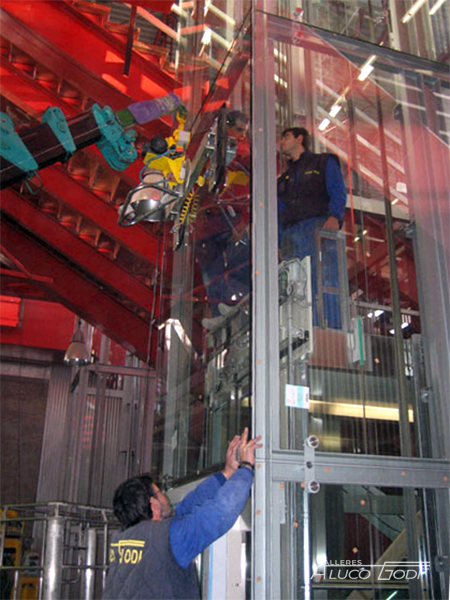 Estructura metálica para núcleo de comunicaciones.