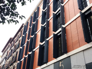 Fachada de vivienda realizada con carpinteria de aluminio.