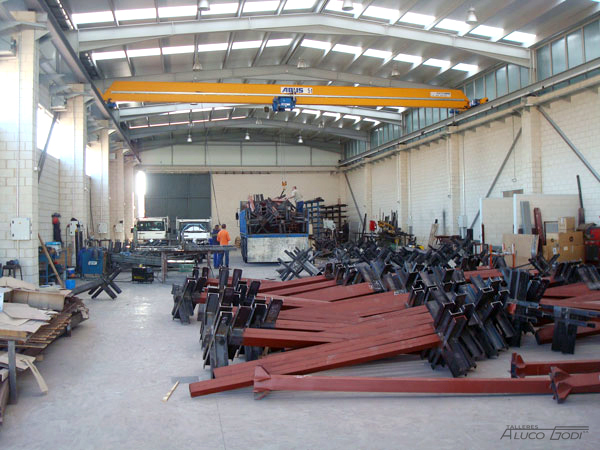 Pilares metálicos con capitel para montaje.